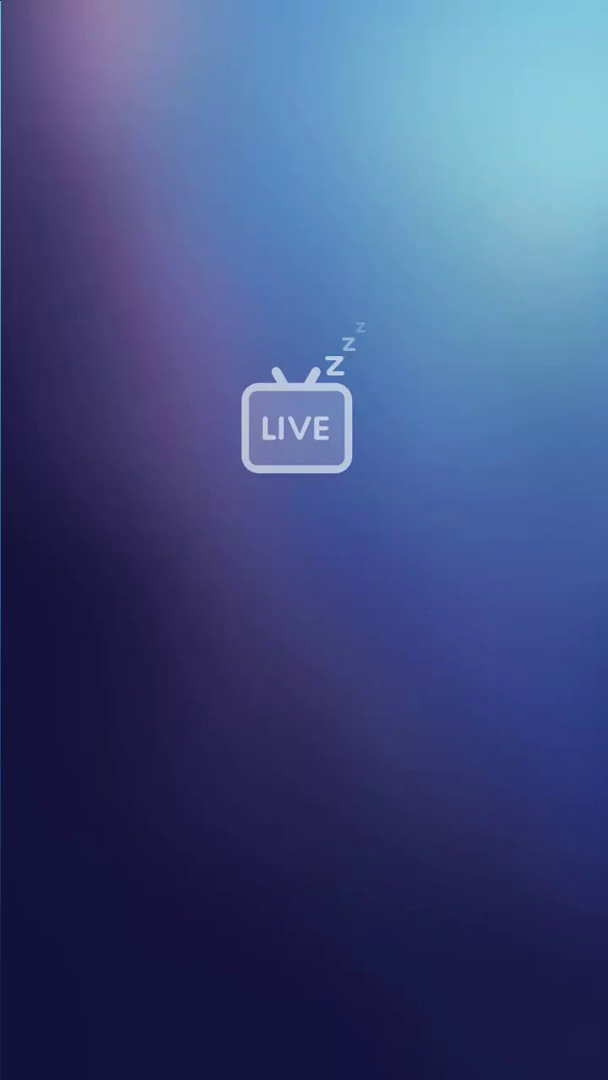 Девушка сняла трусики и показывает свою пизду